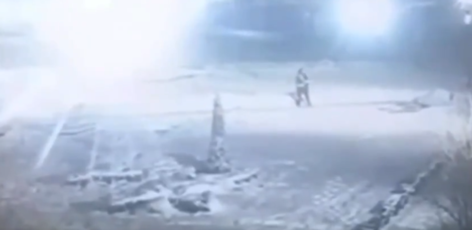 DRON EKSPLODIRAO PORED ŽENE, ONA NASTAVILA DA ČISTI SNEG! Šokantan snimak iz Ukranije se širi mrežama (VIDEO) 